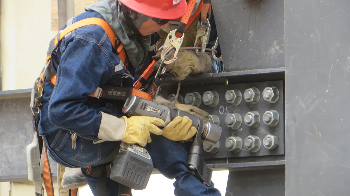 Сборка металлоконструкций аккумуляторной болтинг-машиной HYTORC