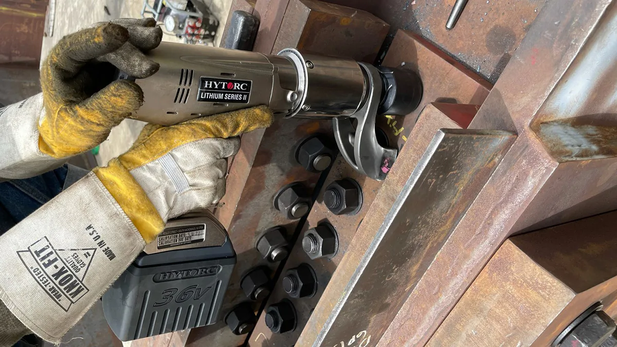 Сборка металлоконструкций аккумуляторной болтинг-машиной LST