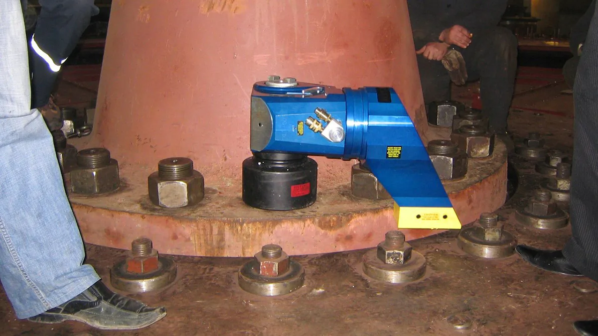 Соединение вал-ротор гидроагрегата ГЭС, затяжка в системе с двумя болтинг-машинами HYTORC