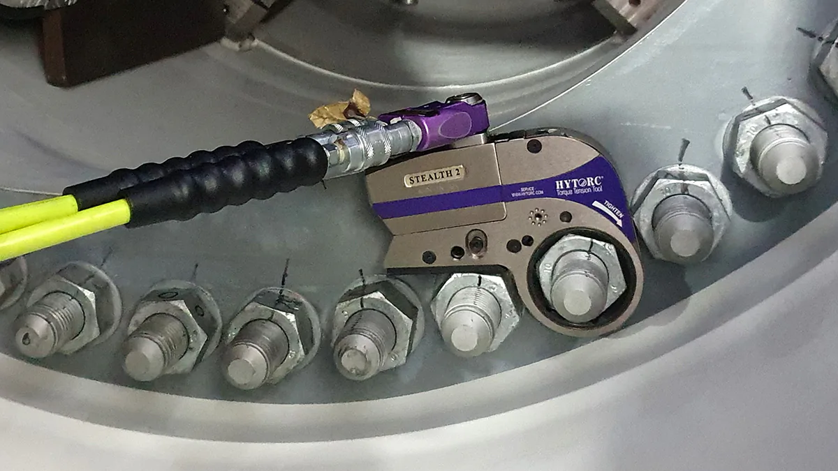 Применение универсальной тонкопрофильной болтинг-машины STEALTH на болтах крепления генератора.