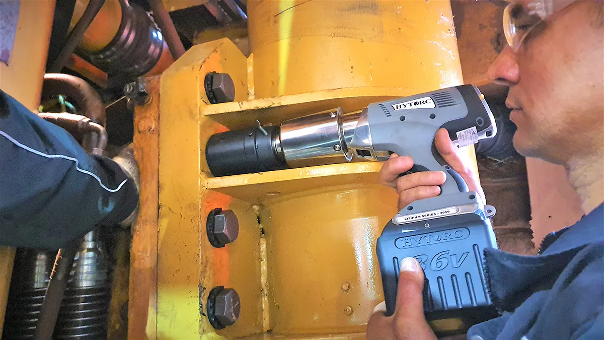 Затяжка подвески карьерного самосвала CATERPILLAR 789D в безопорной системе