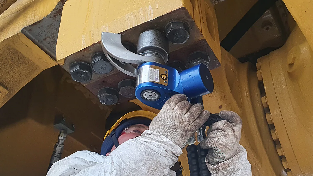 Затяжка мостов карьерного бульдозера CAT 994K универсальной гидравлической болтинг-машиной MXTP