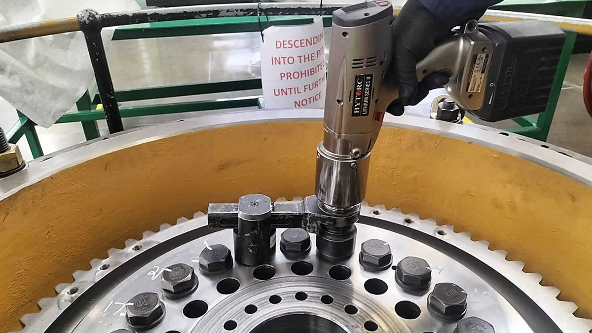 Обслуживание техники KOMATSU аккумуляторными болтинг-машинами