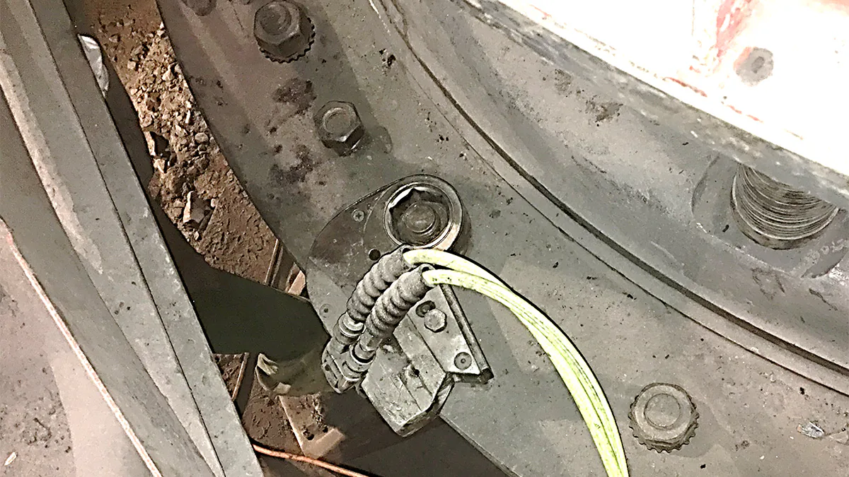 Затяжка чаши дробилки SANDVIK тонкопрофильной болтинг-машиной STEALTH в безопорной системе