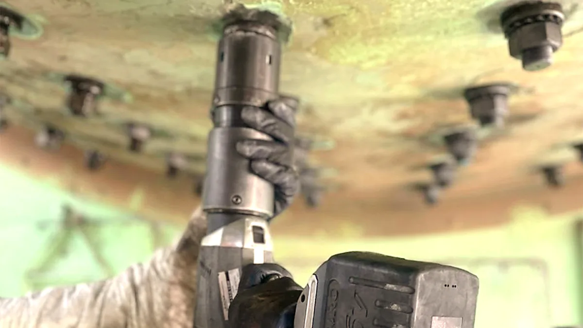 Затяжка футеровки мельниц аккумуляторной болтинг-машиной HYTORC в безопорной системе