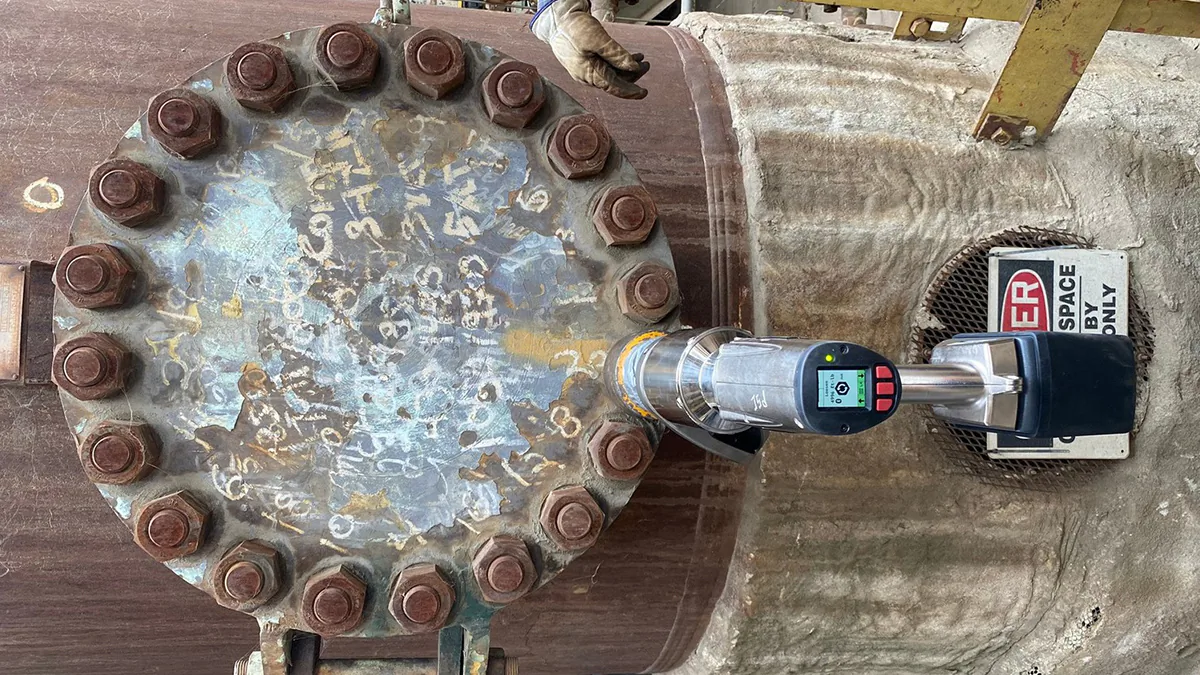 Затяжка фланца аккумуляторной болтинг-машиной LST