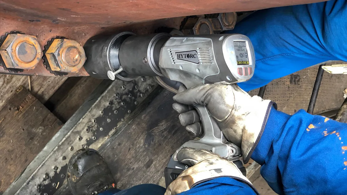 Затяжка фланца аккумуляторной болтинг-машиной HYTORC