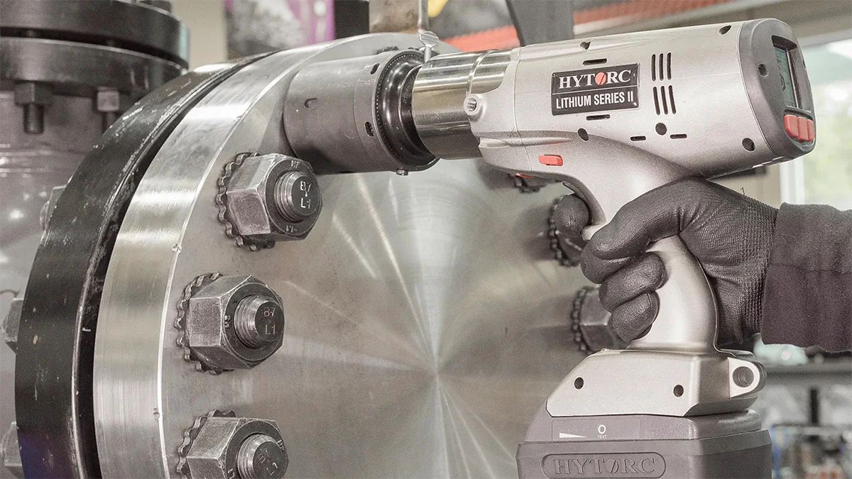 Затяжка фланца аккумуляторной болтинг-машиной LST