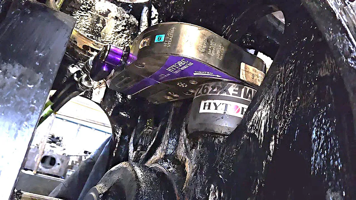 Затяжка шлицевой гайки подвески коленчатого вала дизельного двигателя тепловоза болтинг-машиной STEALTH в условиях ограниченного пространства