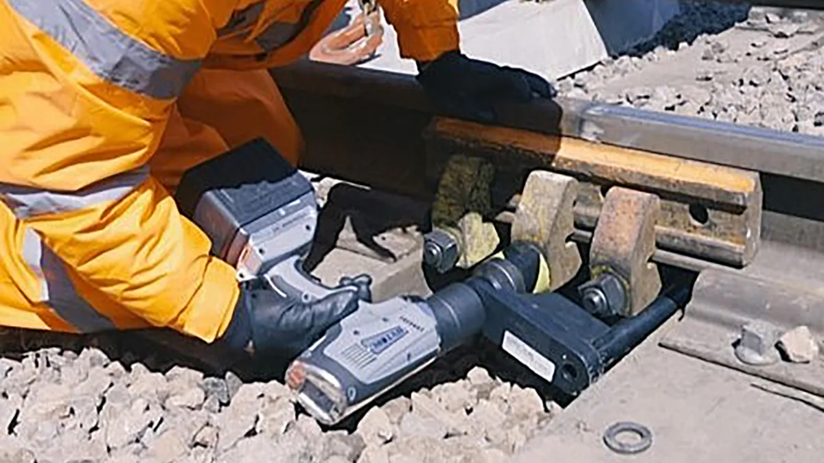 Монтаж путей и инфраструктуры железных дорог аккумуляторной болтинг-машиной